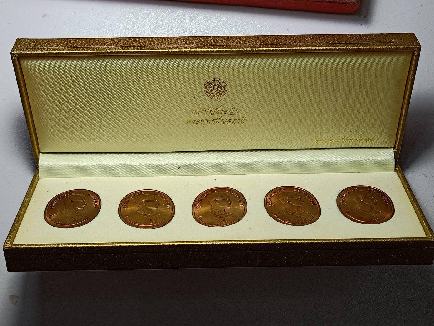 เหรียญพระพุทธปัญจภาคี หลังร.9 พิมพ์ใหญ่ครบชุด ปี 2539 พร้อมกล่อง (SKU-10503)