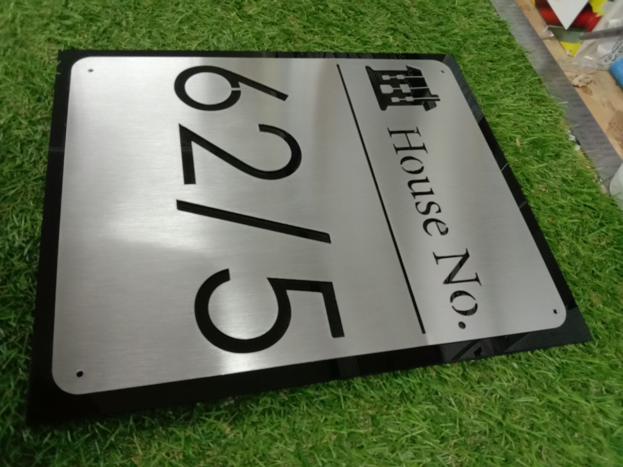 ป้ายบ้านเลขที่ เเสตนเลสฉุลติดอะคริลิค ขนาด 25x30 cm