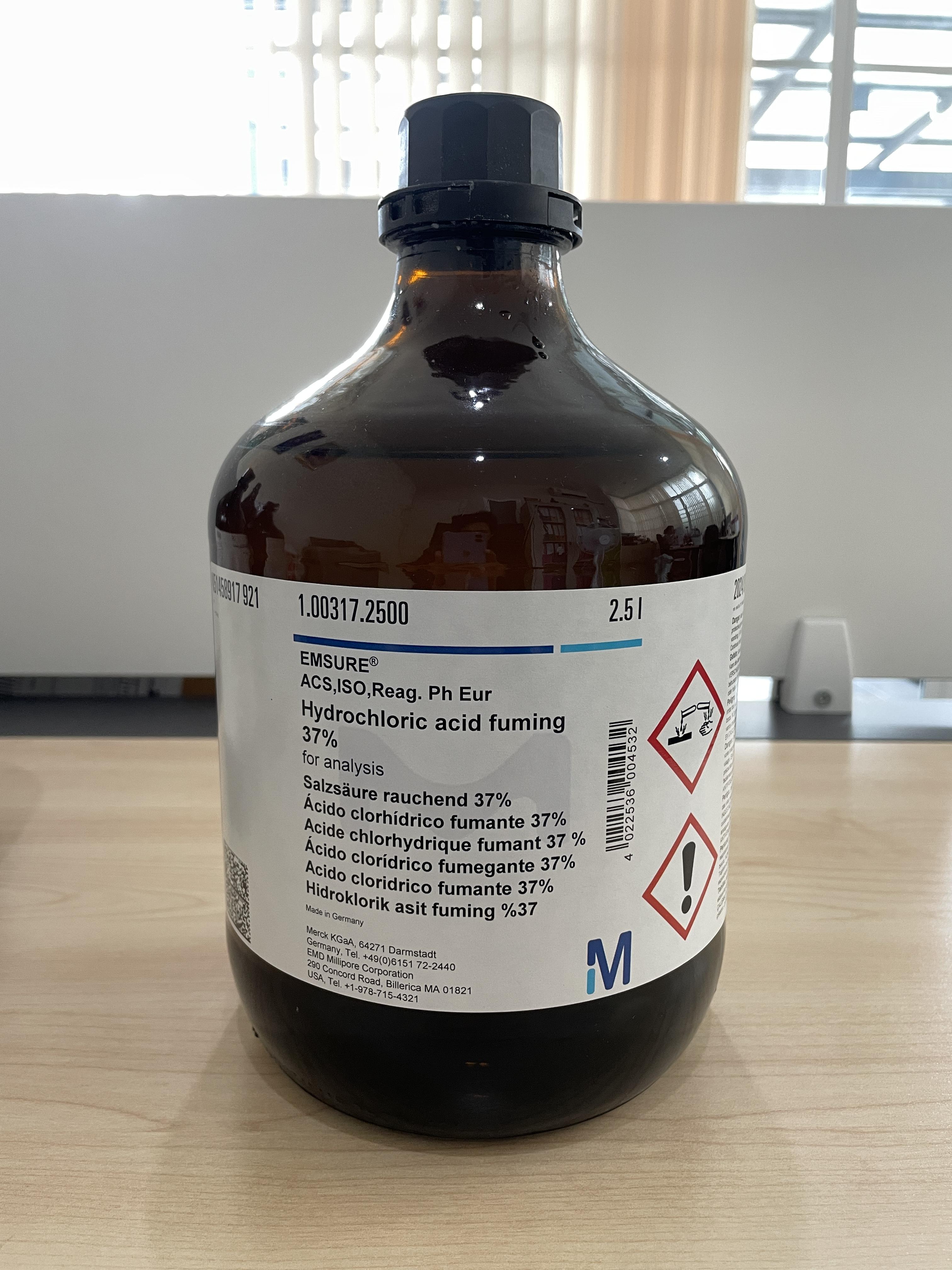 Hydrochloric acid fuming 37%, AR.grade , 2.5 ลิตร, ยี่ห้อ Merck / Germany 100317