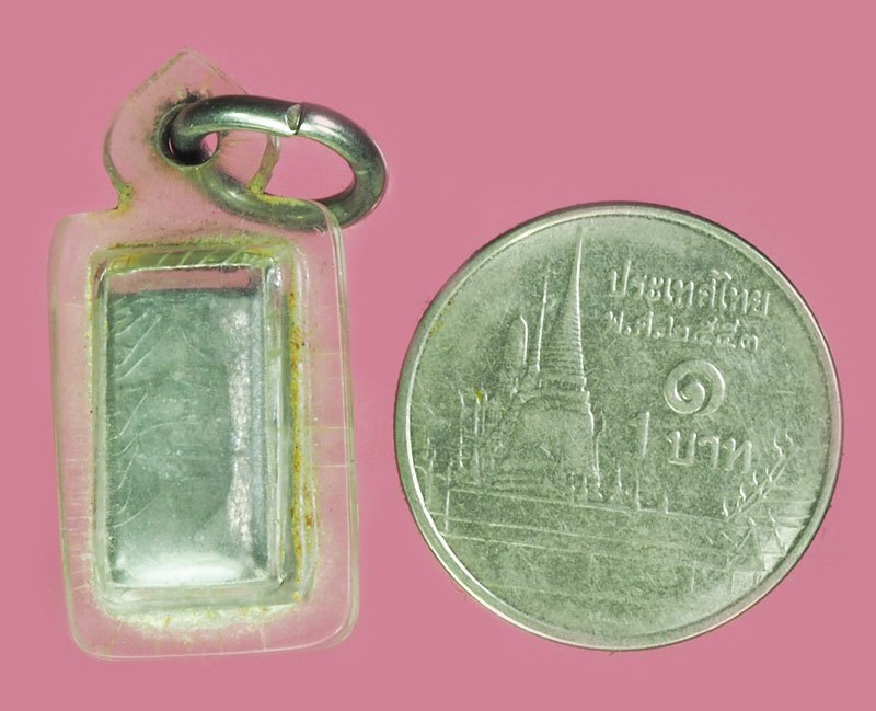 *39032 ตะกรุดเนื้อชินตะกั่ว เลี่ยมพลาสติกเก่าไม่ทราบที่และปีสร้าง 12