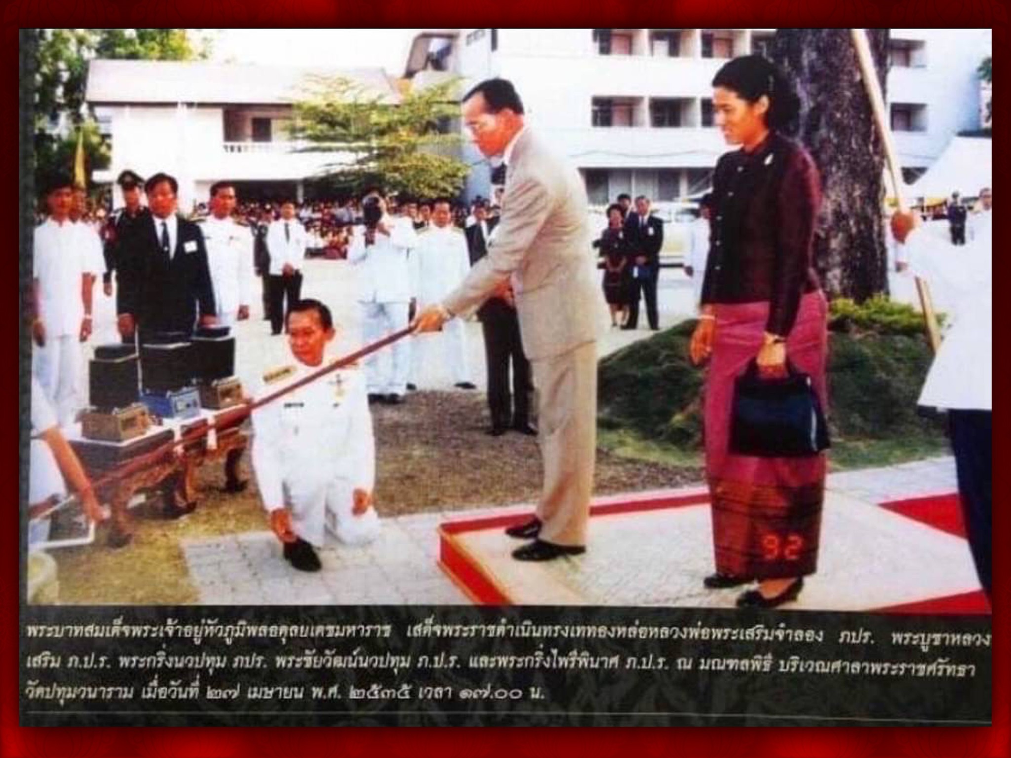 พระชัยวัฒน์ นวปทุม ปี35 เนื้อเงิน พร้อมกล่องเดิมๆ จัด สร้าง ปี 2535 ใต้ฐานดอกปทุม ตอกโค๊ต ถ ที่ด้านหลัง พิธียิ่งใหญ่เข้มขลังสุดๆ ครับ สมเด็จพระญาณสังวร สมเด็จพระสังฆราช เป็นประธานและอธิฏฐานติตในพิธีมหาพุทธาภิเษก พร้อมพระภาวนาจารย์ทั่วประเทศ