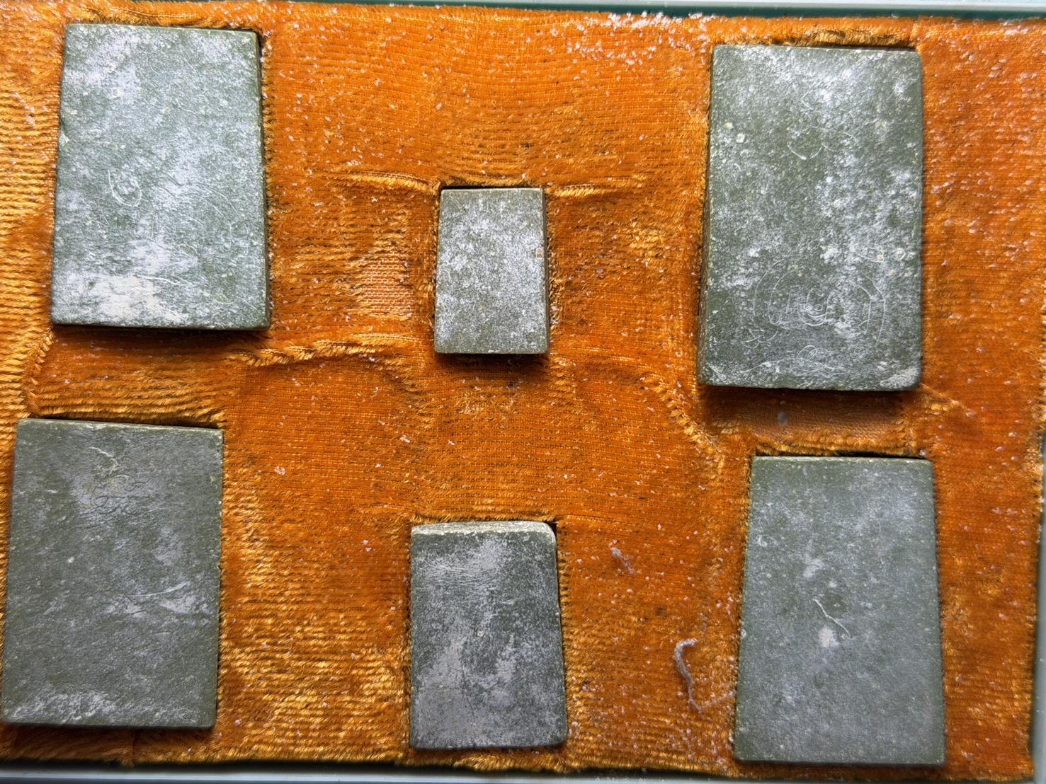 พระชุดสมเด็จหินศรีเทพ หลวงพ่อน้อย วัดหนองโพ จนครสวรรค์ ผสมผงวิเศษหลวงพ่อเดิม วัดหนองโพ ปี 2526 กล่องเดิม (SKU-13340)