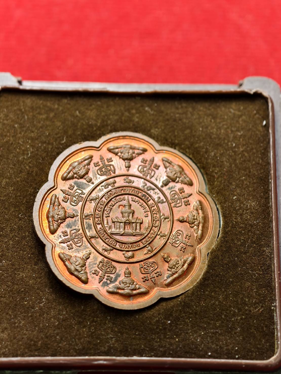 เหรียญจตุคามรามเทพ หลักเมืองพุทธาคมเขาอ้อ หลังพระปิดตาพังพะกาฬ ปี 2549 ขนาด 3.5 ซ.ม พร้อมกล่อง (SKU-13370)