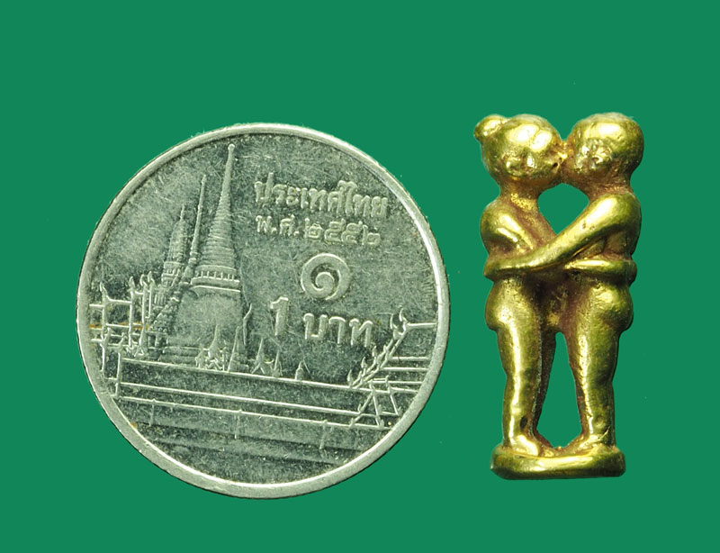 *31817 อิ้นยืนกอดกัน เนื้อทองเหลือง ไม่ทราบที่และปีสร้าง 12