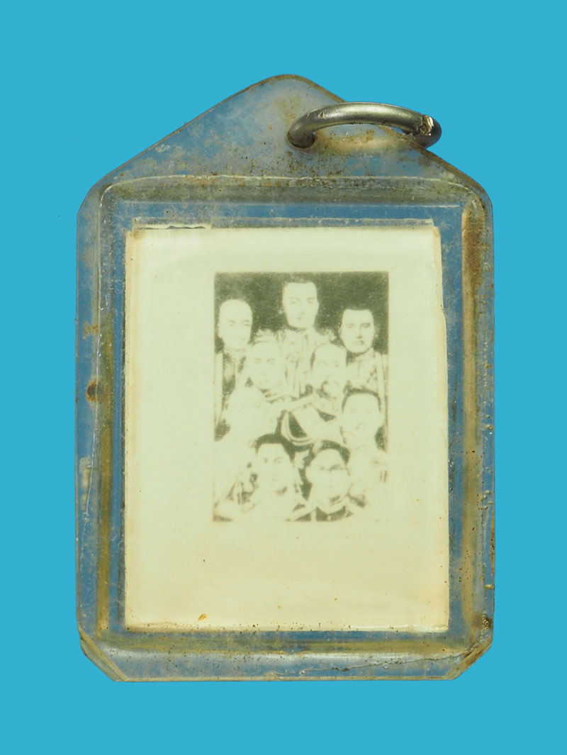 *32492 รูปถ่ายพระประจำวัน หลังในหลวงเก้ารัชกาล เลี่ยมพลาสติกเก่า 4