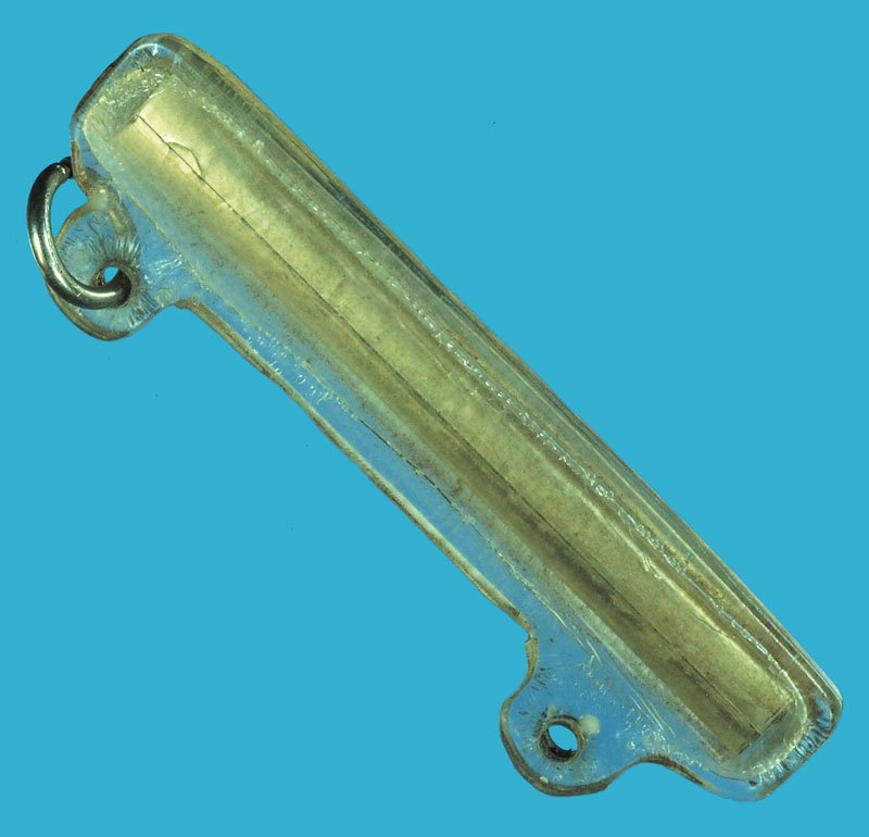 *37372 ตะกรุดอลูมิเนียม เลี่ยมพลาสติกเก่า ยาวประมาณ 2 นิ้ว เก่าไม่ทราบที่และปีสร้าง 12