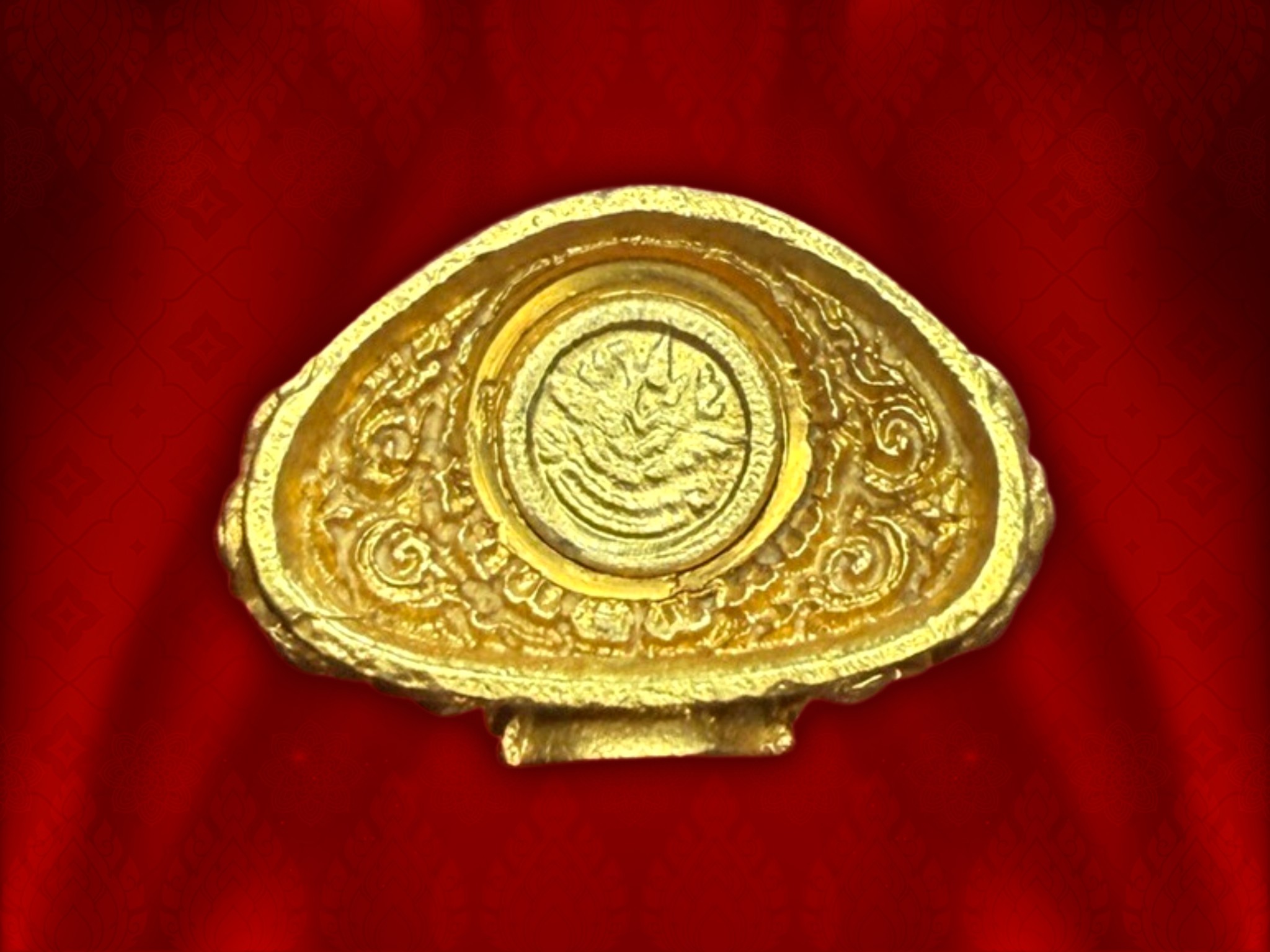 พระกริ่งศิรากาศ ภปร. (คุ้มเกล้ามหามงคล) ภปร. ปี 2524 พิธีใหญ่ เนื้อทองคำ หนัก 30 กรัม ( 2 บาท) หายากสุดๆ ที่มีมาพร้อมกล่องแบบนี้ครับ กริ่งดังฟังชัด งามสุดๆ ในหลวง ร.๙ ทรงเททอง สมเด็จพระสังฆราชเจ้า กรมหลวงวชิรญาณสังวร (เจริญ สุวัฑฒโน) วัดบวรนิเวศวิหาร พระเ