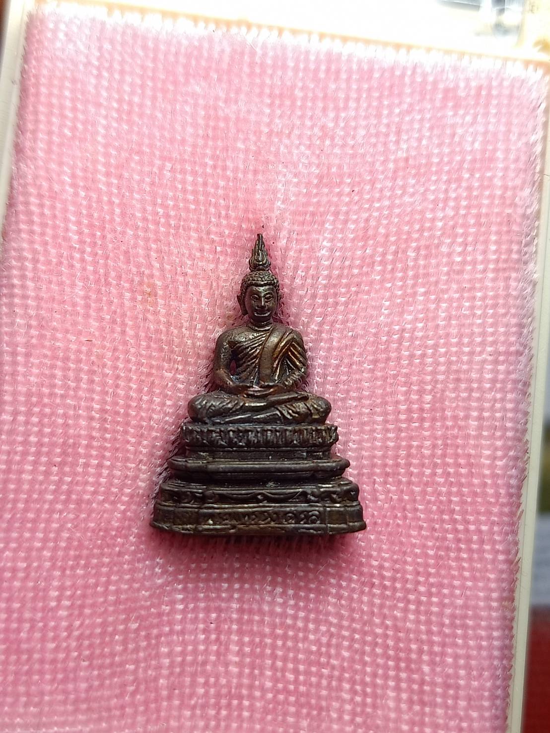 พระชัยวัฒน์พระพุทธอังคีรส วัดราชบพิธสถิตมหาสีมาราม กทม. ปี 2555 พร้อมกล่อง (SKU-07980)