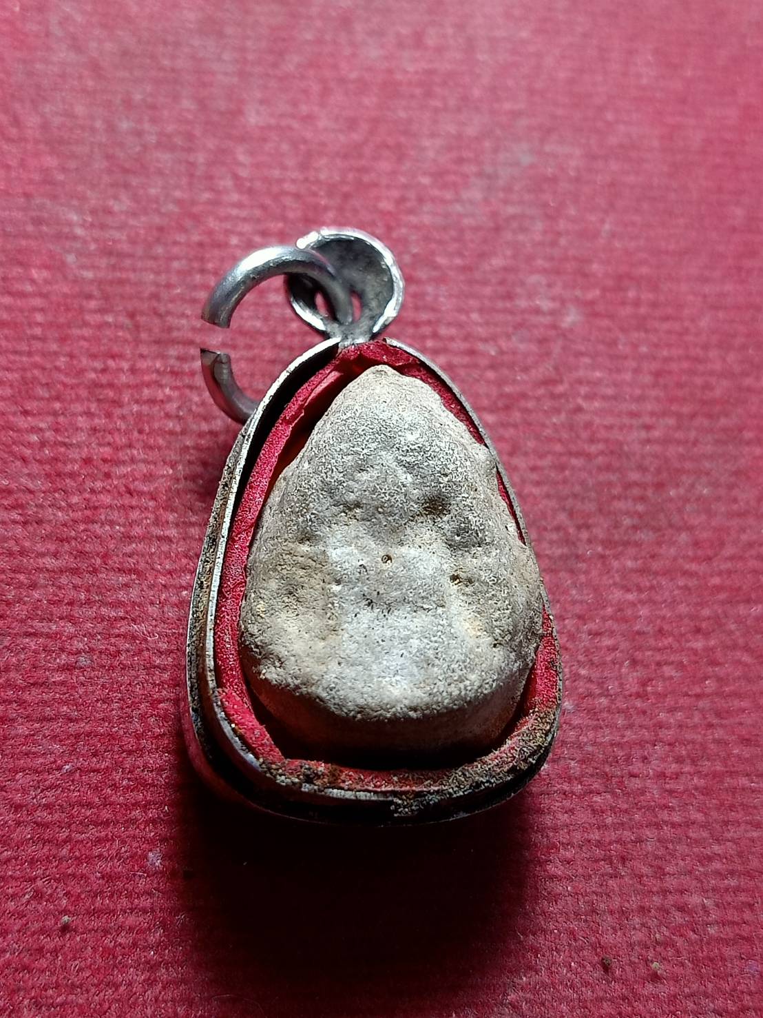 พระผงกลีบบัว พระครูใบฎีกาเกลี้ยง วัดสุทัศน์ กทม. ปี 2475 (SKU-11424)
