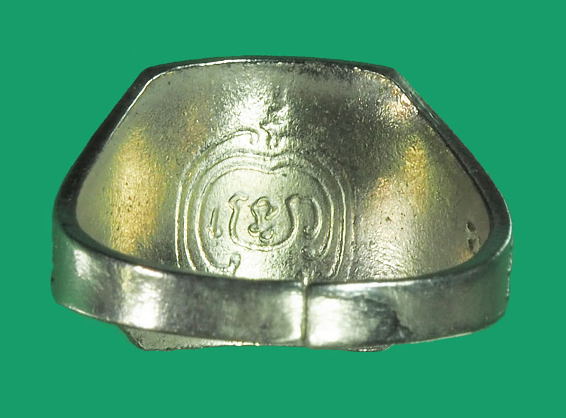 *33480 แหวนยันต์ชุบนิเกิล ใต้ท้องยันต์ ไม่ทราบที่และปีสร้าง 3