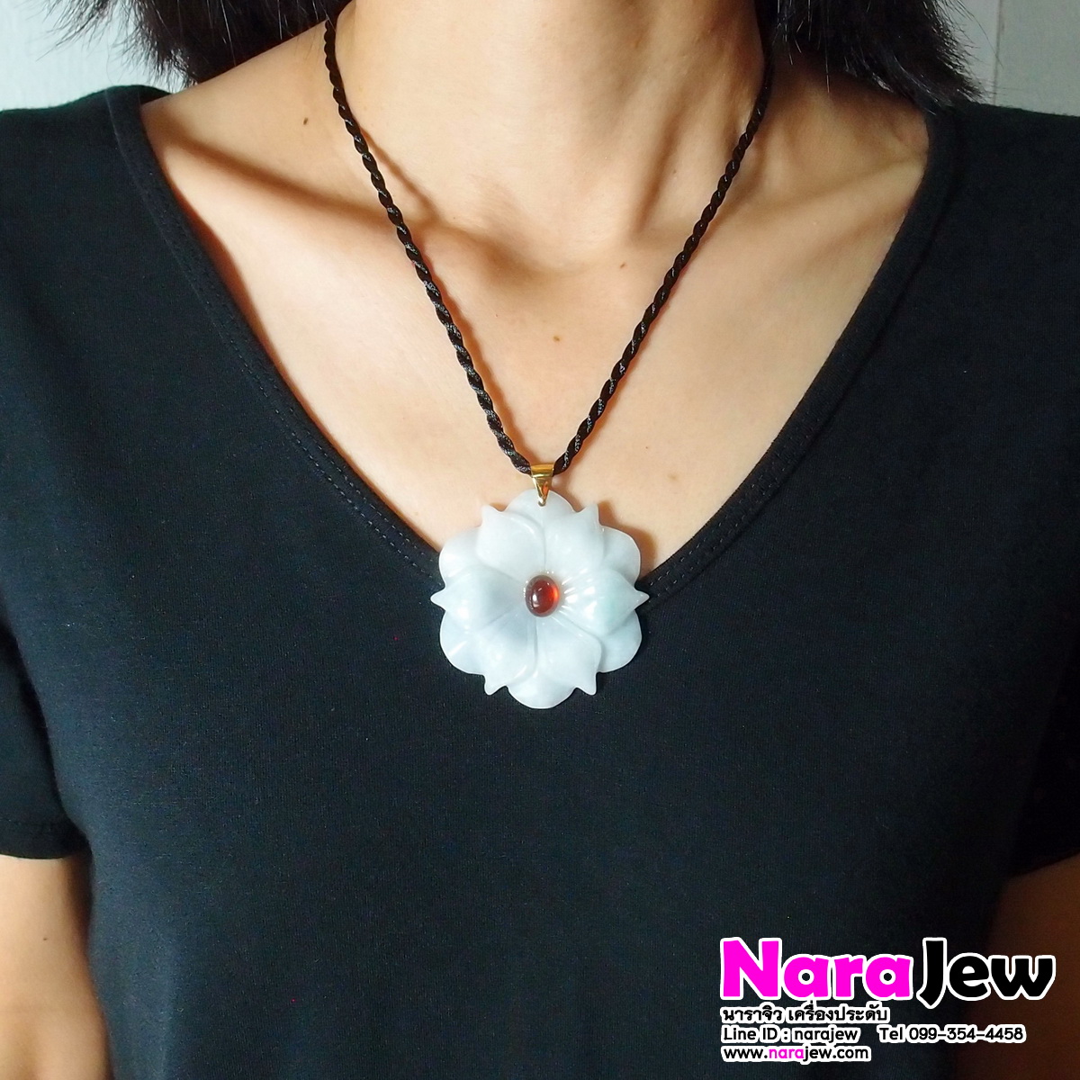 จี้หยกพม่า รูปดอกไม้ Type A ประดับพลอยโกเมน 3 กะรัต ห่วงจี้ทองคำแท้ 18K