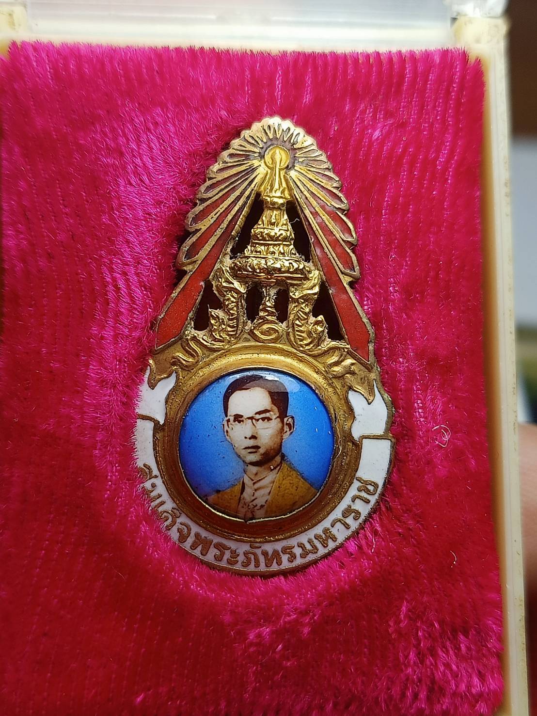 เข็มกลัด ร.9 หลังลายเซ็นต์ พร้อมกล่อง (SKU-08337)