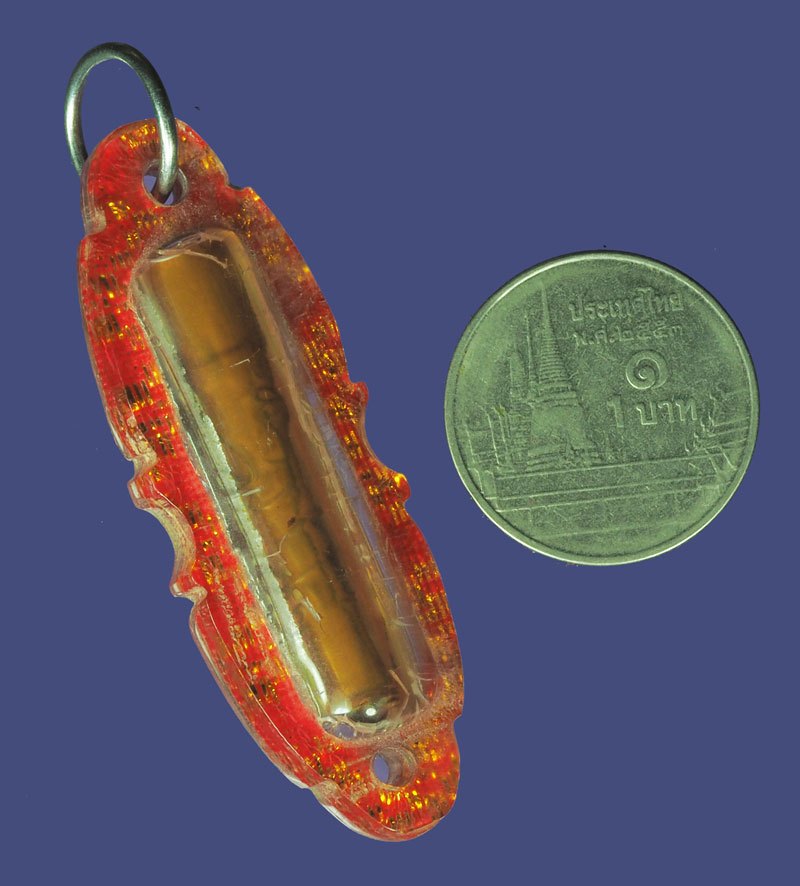 *39646 ตะกรุดทองแดง ยาวประมาณ นิ้วครึ่ง เลี่ยมพลาสติกเก่าวินเทจ ไม่ทราบที่และปีสร้าง 12