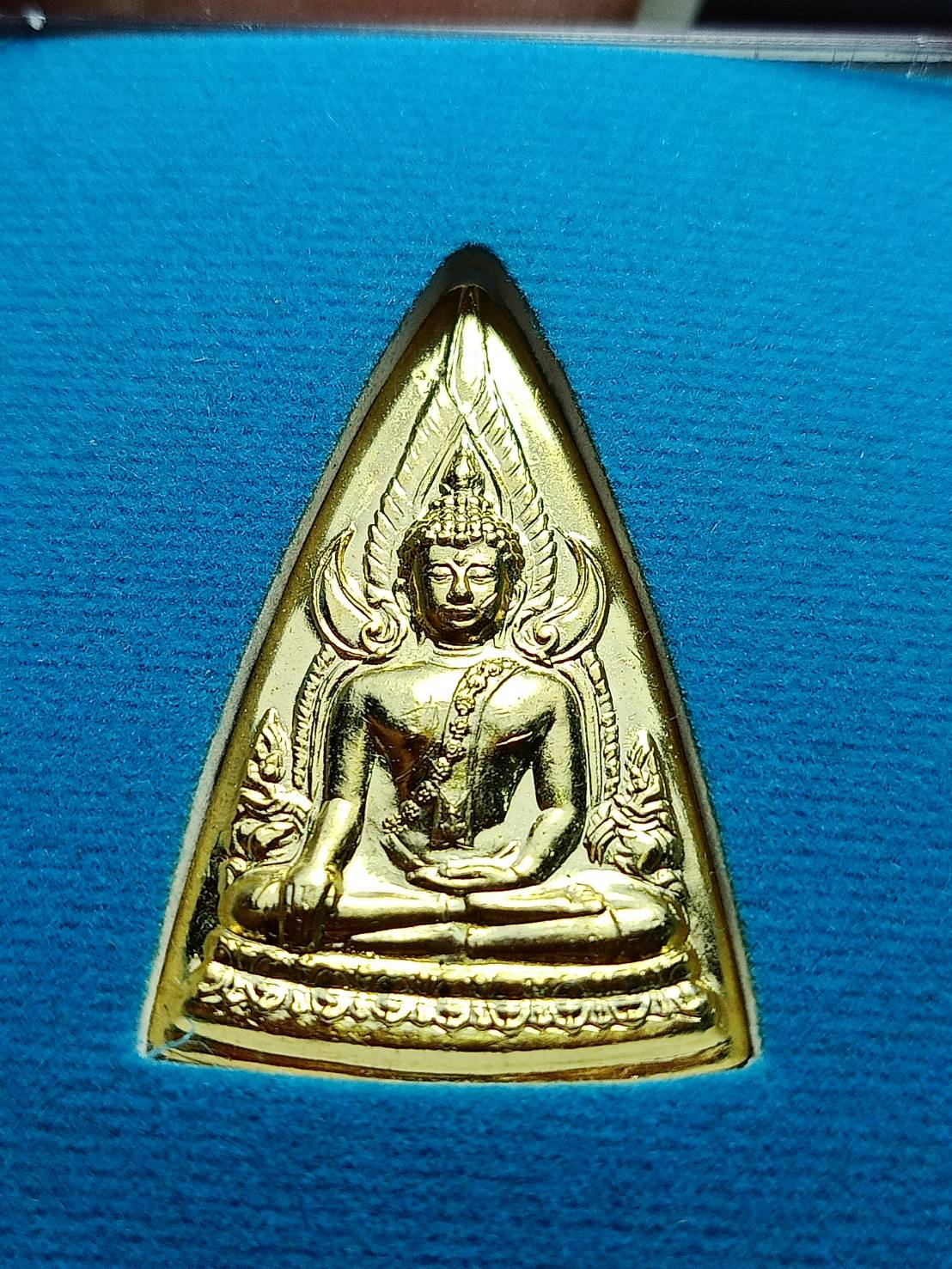 เหรียญพระพุทธชินราช (เหรียญแม่) เนื้อกะไหล่ทอง พร้อมกล่อง ที่ระลึกสร้างตึกผู้ป่วยโรคมะเร็ง จ.ลพบุรี พร้อมกล่อง (SKU-10421)