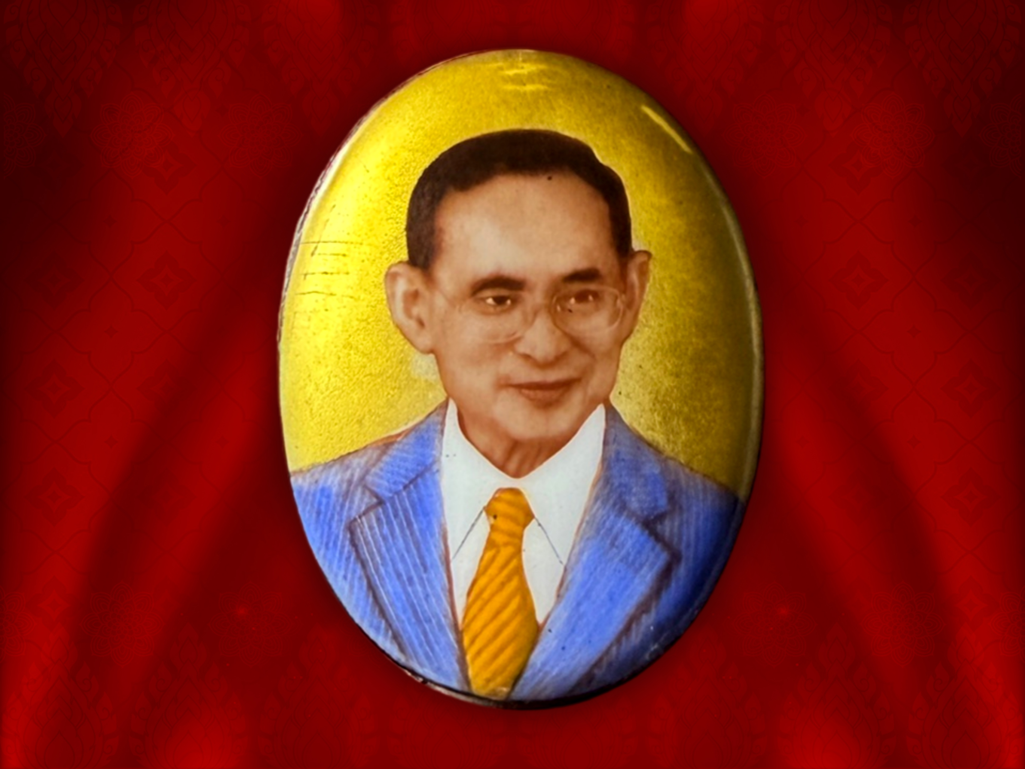 ล๊อคเก็ตในหลวงรัชกาลที่ ๙ หลังพระยอดธง วัดสุทธาราม จัดสร้าง ปี 2550 พิมพ์ใหญ่ พร้อมกล่อง พิธีมหาพุทธาภิเษก 7 ครั้ง 7 วาระ ขนาดองค์พระกว้าง 2.7 สูง 3.5 เซนติเมตร งามและหายากสุด ๆ พร้อมกล่องเดิม ๆ ครับ บูชาเบาๆ