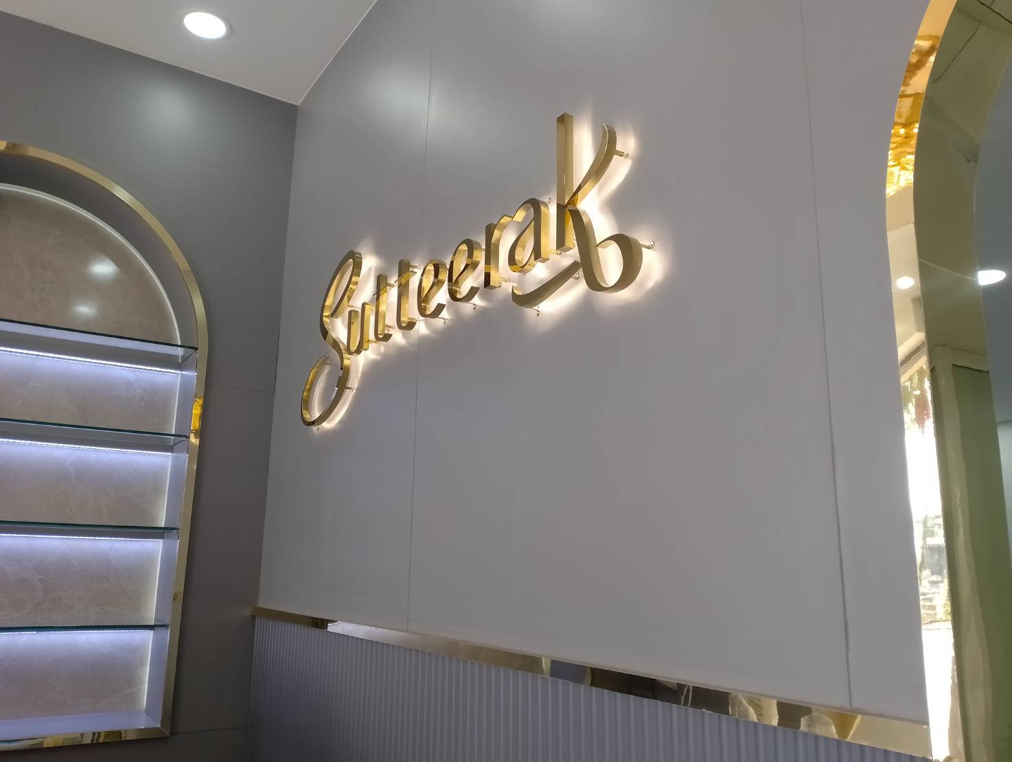 ป้ายอักษรไฟออกหลัง อักษรสแตนเลสหน้าทองไฟออกหลัง