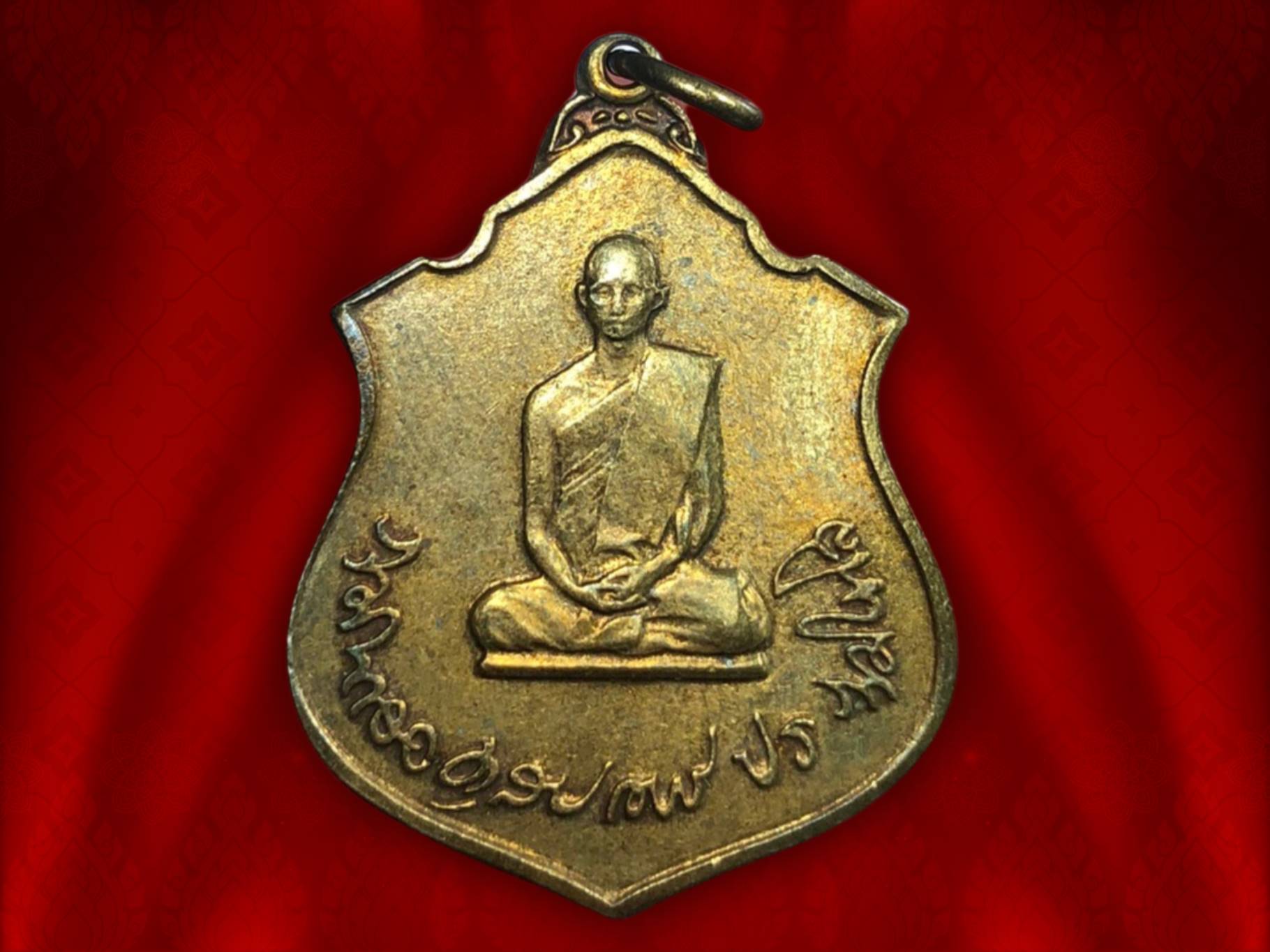 เหรียญทรงผนวช รัชกาลที่ 9 เนื้อทองแดงพ.ศ.2517 โดยกองทัพภาคที่ 3 พระเกจิคณาจารย์วิปัสสนาจารย์ทั่วประเทศในยุคนั้น ร่วมพิธีมหาพุทธิเษก อย่างยิ่งใหญ่ ในหลวงรัชกาลที่ 9 เสด็จในพิธี ครับ อลังการมาก ๆ