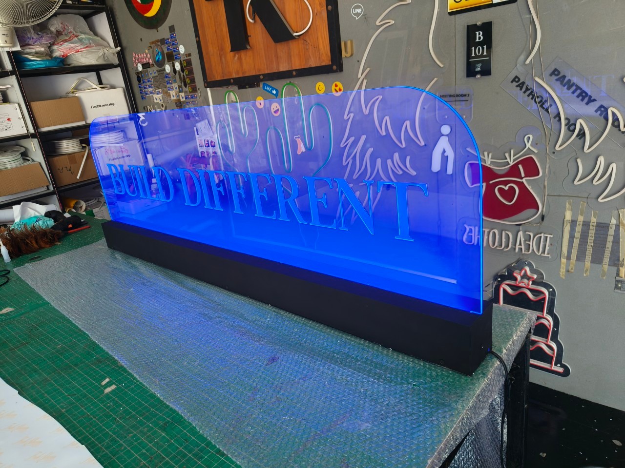 ป้ายอะคริลิค ฐานรางไฟ BUILD DIFFEREND