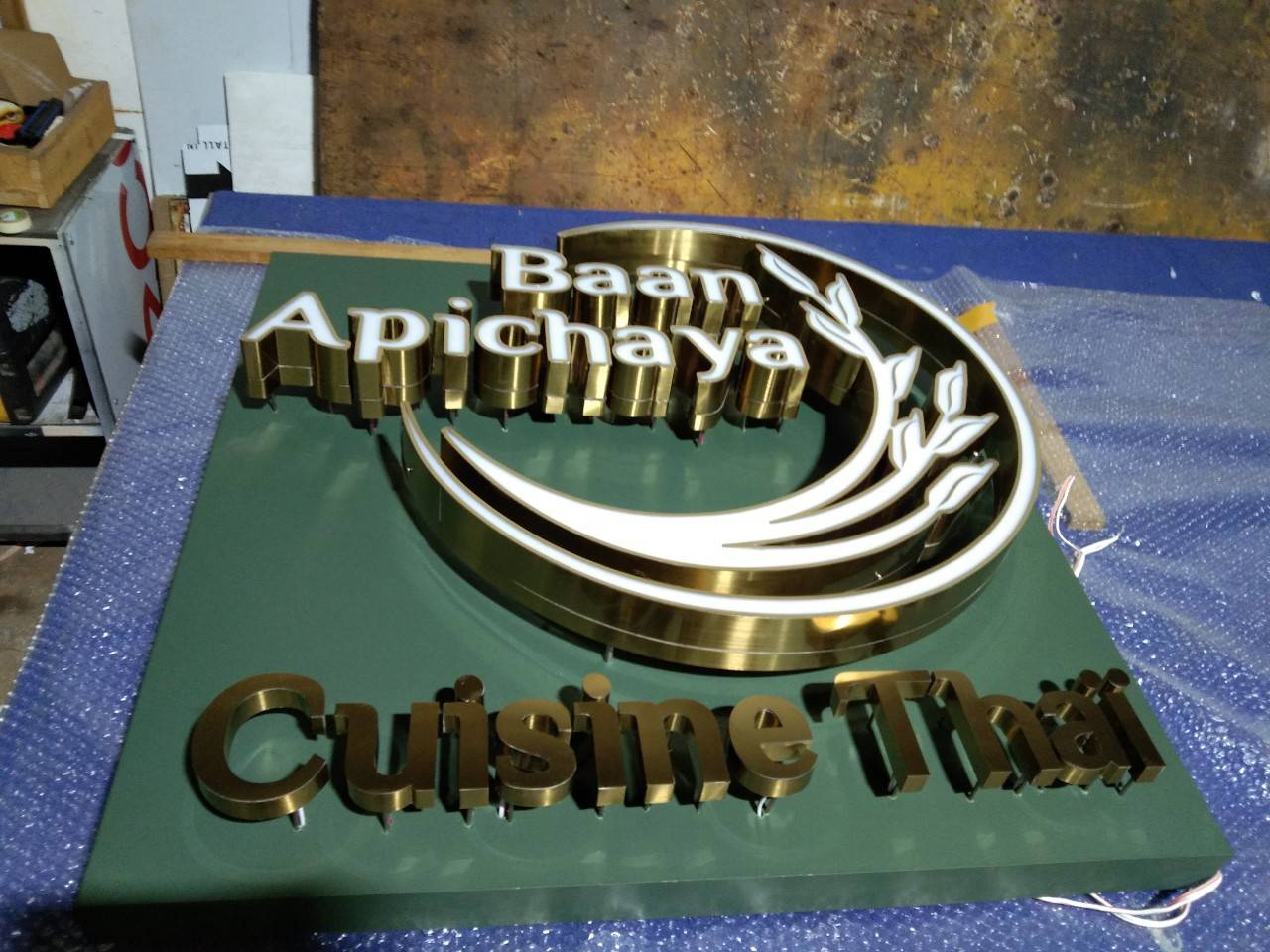 อักษรสแตนเลสหน้าทองแฮร์ไลน์