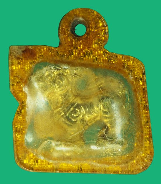 *37527 สิงห์ยกขา เนื้อชินตะกั่ว ชุบทอง หลวงพ่อกวย วัดโฆษิตราราม ชัยนาท เลี่ยมพลาสติกเก่าโบราณเก่าถึงยุค 12