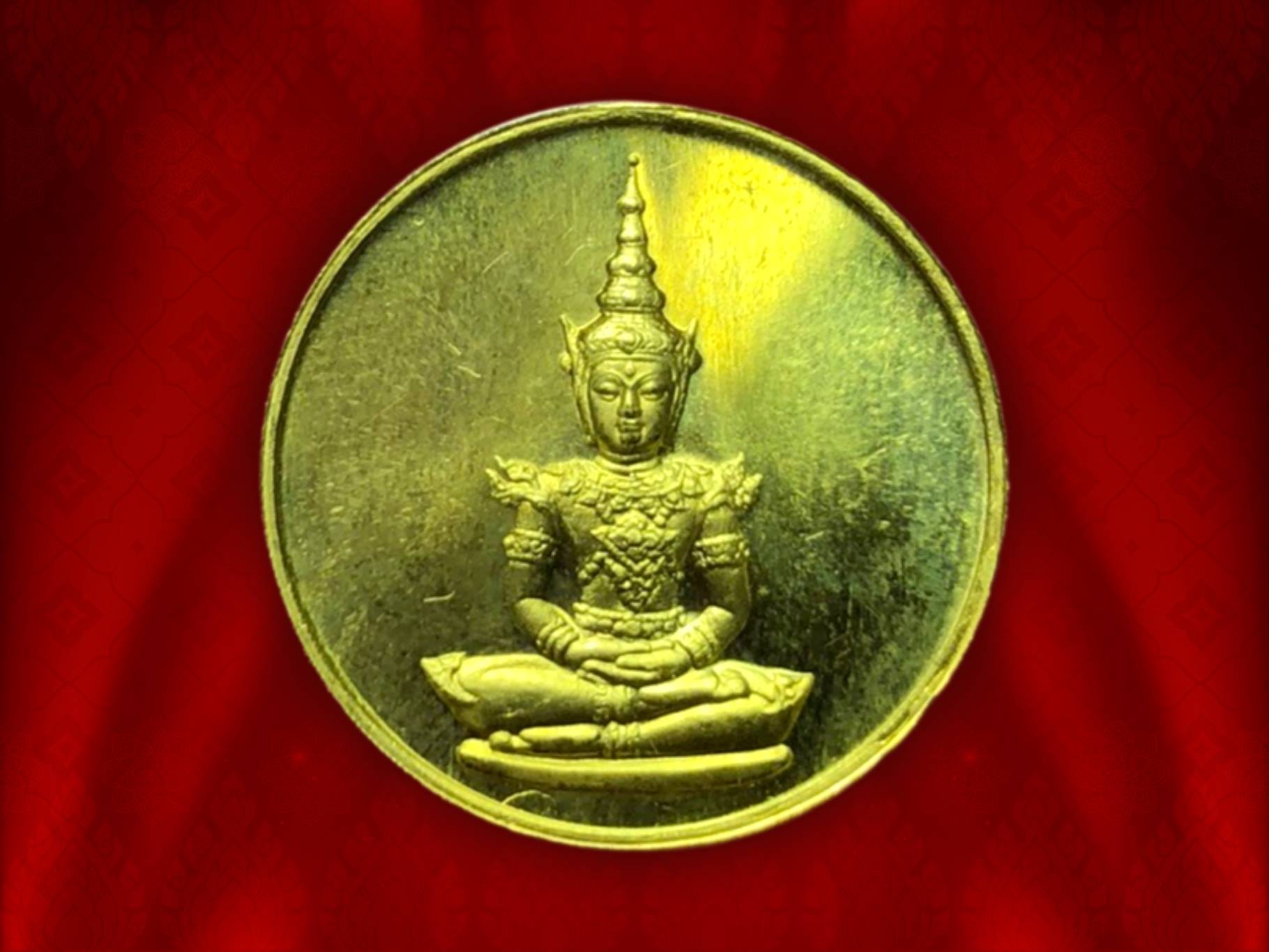 เหรียญพระแก้วมรกต รุ่นบูรณะฉัตร เนื้อทองคำ ปี 2531 พิธีพุทธาภิเษก ณ วัดพระศรีรัตนศาสดาราม ( วัดพระแก้ว) มีหลวงปู่ดู่ วัดสะแก หลวงพ่อแพ วัดพิกุลทอง เป็นต้นอธิฏฐานจิตปลุกเสก โดยเนื้อทองคำ หนัก 7.5 กรัม พร้อมกล่องเดิมๆ สุดๆ