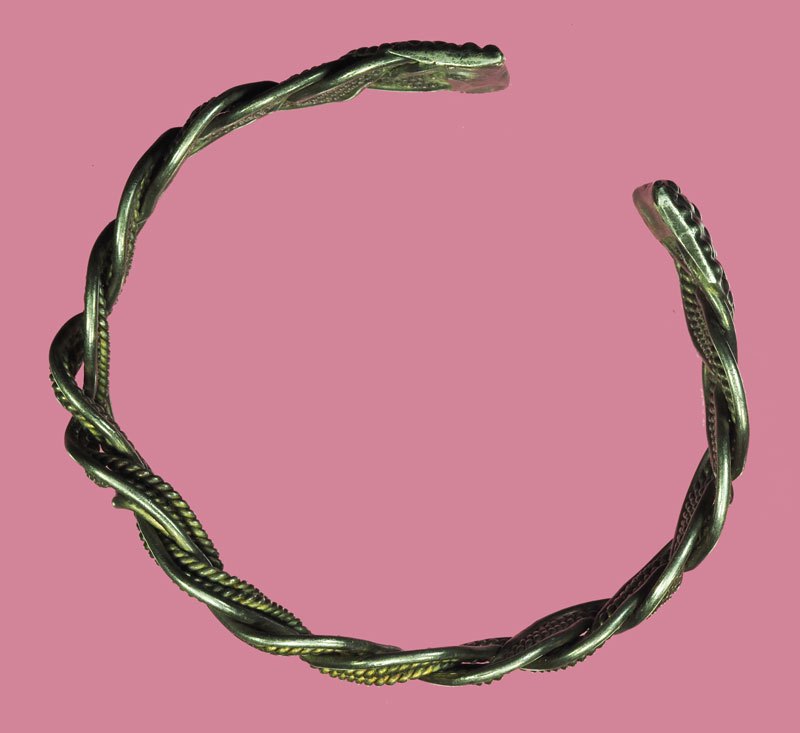 *40369 กำไรมือ มีขนาดเปรียบเทียบกับเหรียญ 1 บาท รัชกาลปัจจุบัน มีน้ำหนัก 29.5 กรัม เนื้อเงิน 17