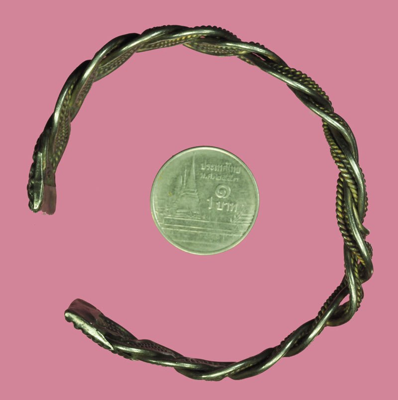 *40369 กำไรมือ มีขนาดเปรียบเทียบกับเหรียญ 1 บาท รัชกาลปัจจุบัน มีน้ำหนัก 29.5 กรัม เนื้อเงิน 17