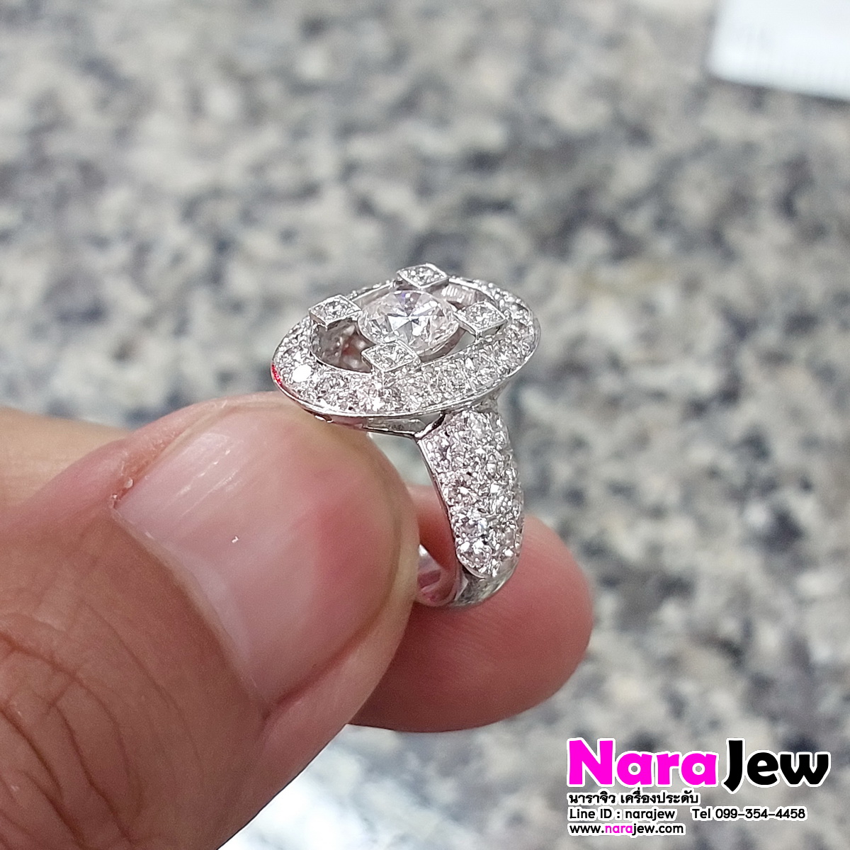 แหวนเพชร เม็ดกลาง 0.80 กะรัต ล้อมเพชร 1.64 กะรัต
