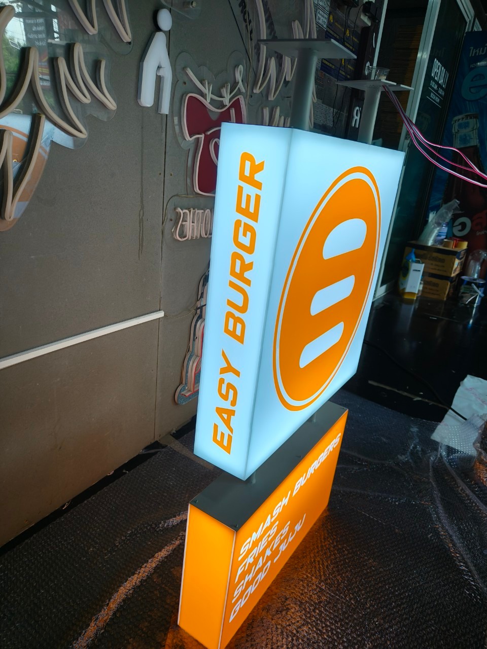 ป้ายกล่องไฟออกรอบตัว