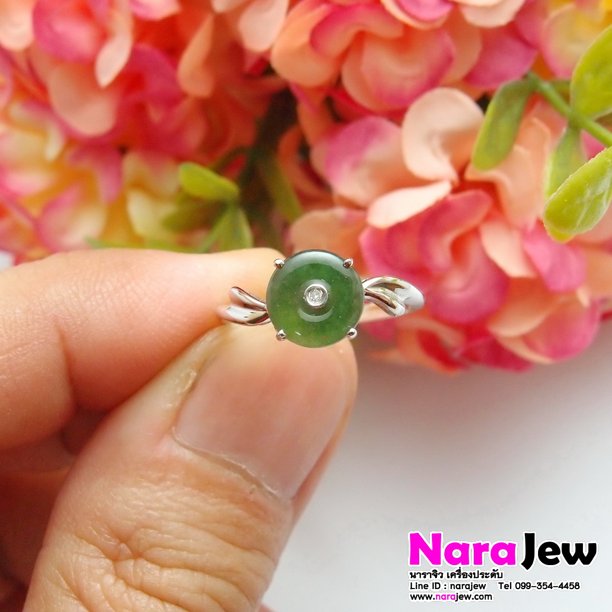 แหวนหยกพม่า สีเขียวเข้มสดสวย ตรงกลางประดับเพชรแท้ เรือนทองขาว White Gold 18K