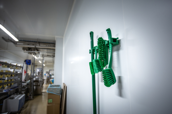 Vikan แปรงขัดด้ามยาวฟู้ดเกรด ขนาด 415 มม. (Food Grade)