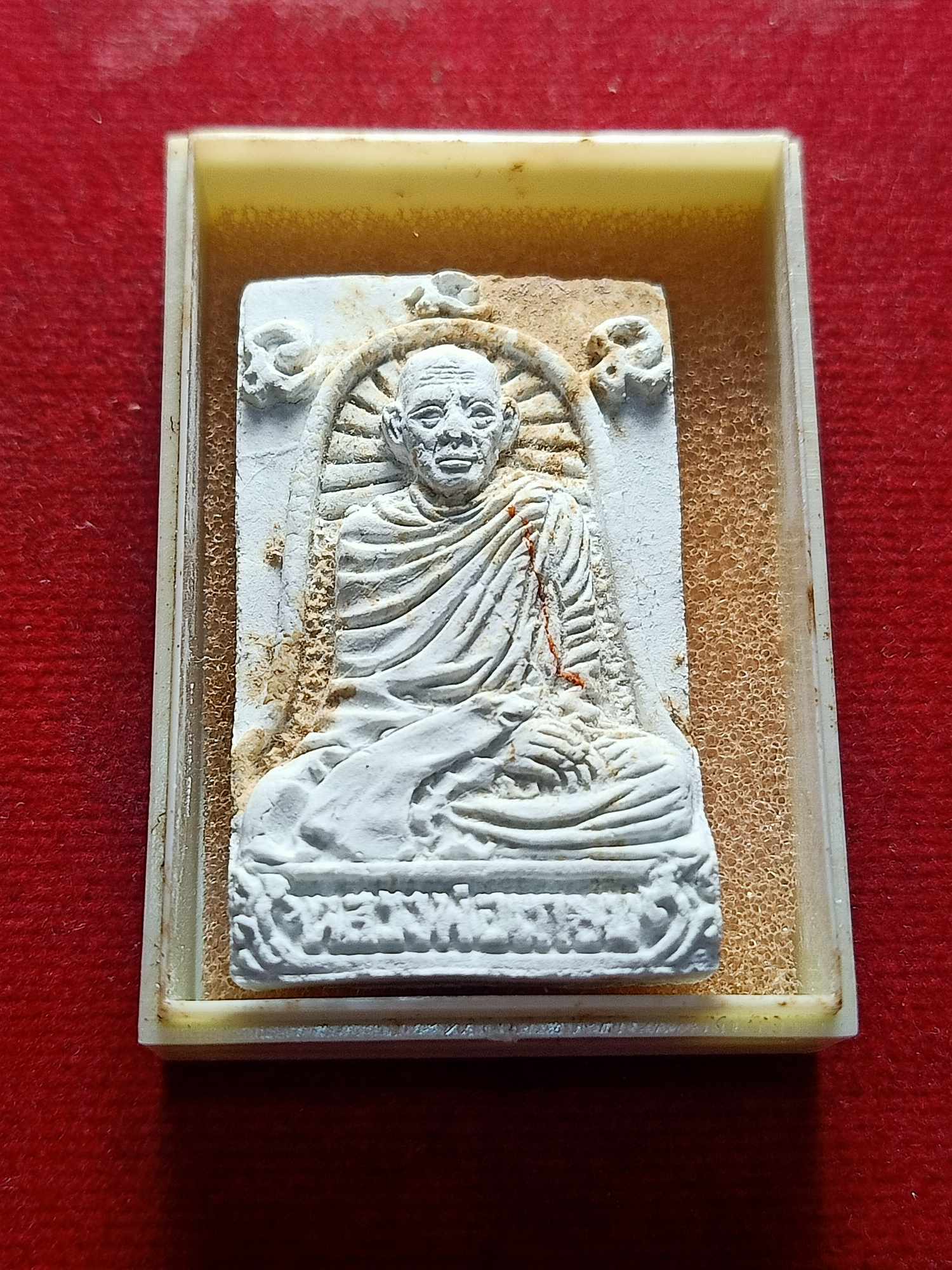 พระผงหลวงพ่อเกษม รุ่นเปิดสะพานเสตุวารี ปี 2527 สำนักสุสานไตรลักษณ์ จ.ลำปาง พร้อมกล่อง (SKU-04131)