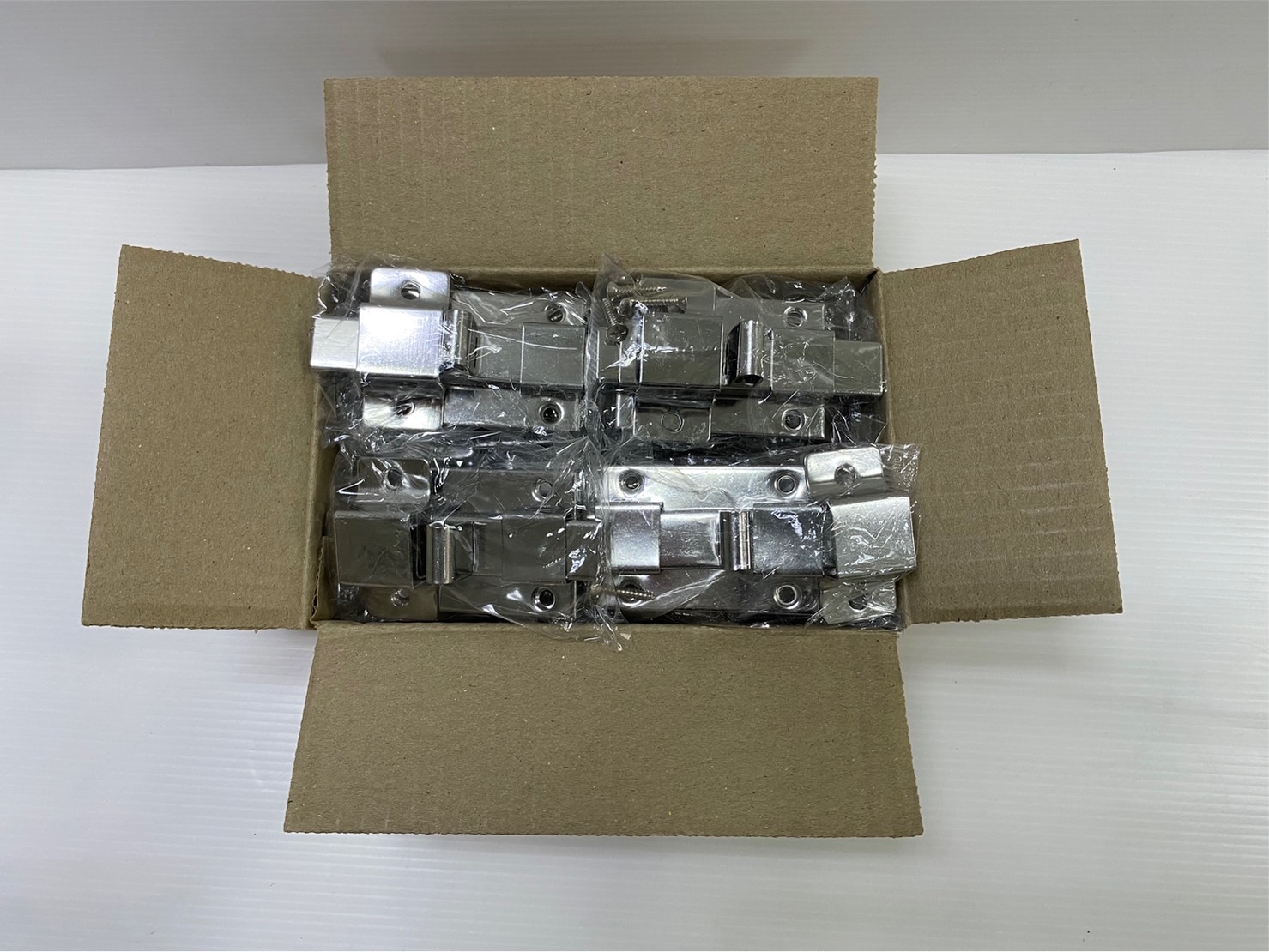 กลอนสี่เหลี่ยมสแตนเลส ห้องน้ำ (ราคารวมแวท) (กล่อง 12 อัน) กลอนประตู กลอนสแตนเลส กลอนห้องน้ำ(แม่เหล็กดูดติด SUS430PS)