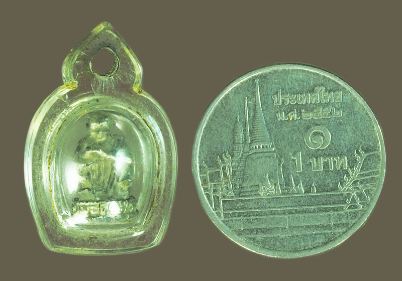 *38398 รูปหล่อจิ๋ว หลวงพ่อคูณวัดบ้านไร่ นครราชสีมา เนื้อเงิน เลี่ยมพลาสติกเก่า 38