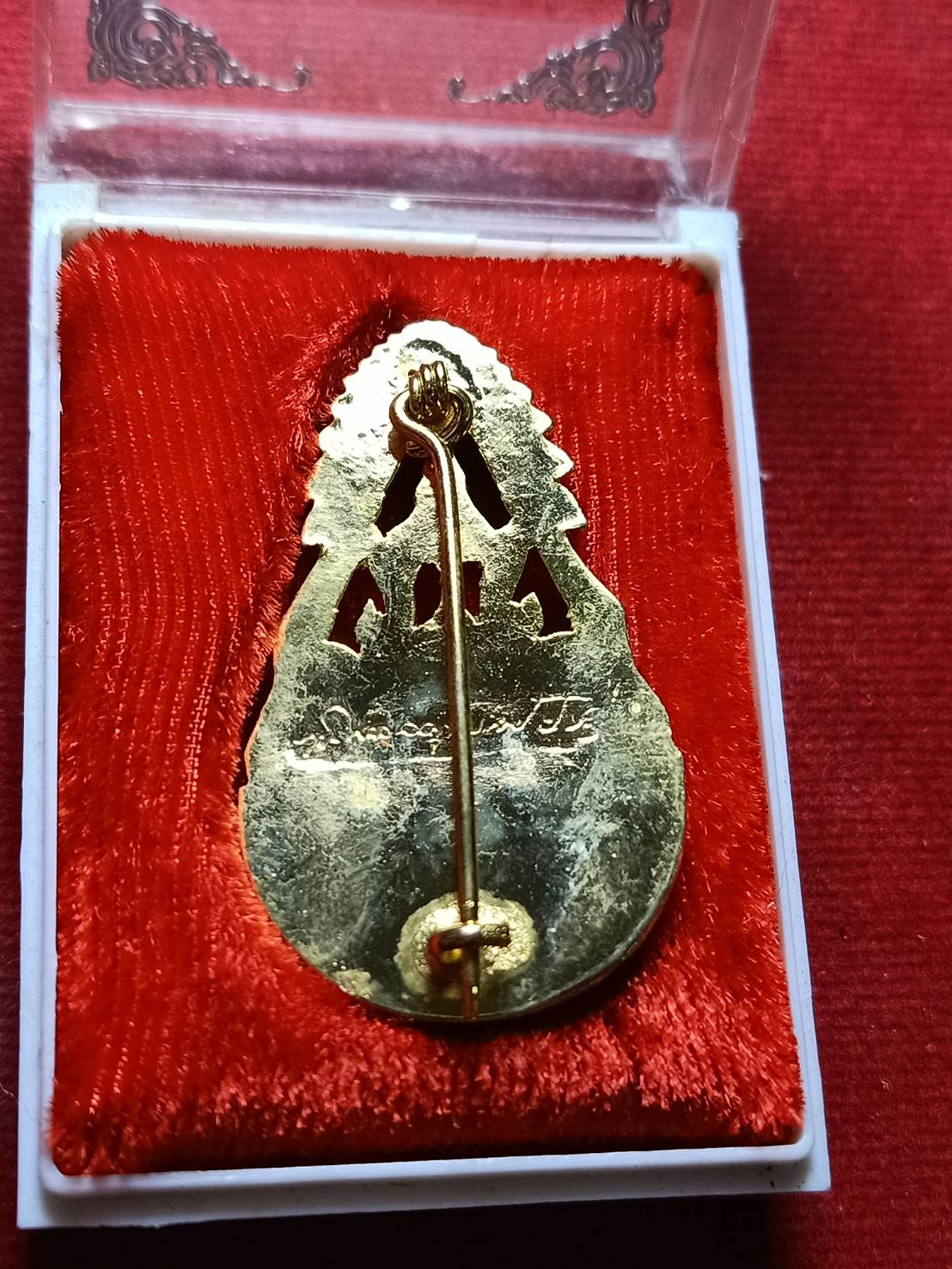 เข็มกลัด ร.9 หลังลายเซ็นต์ พร้อมกล่อง (SKU-06302)