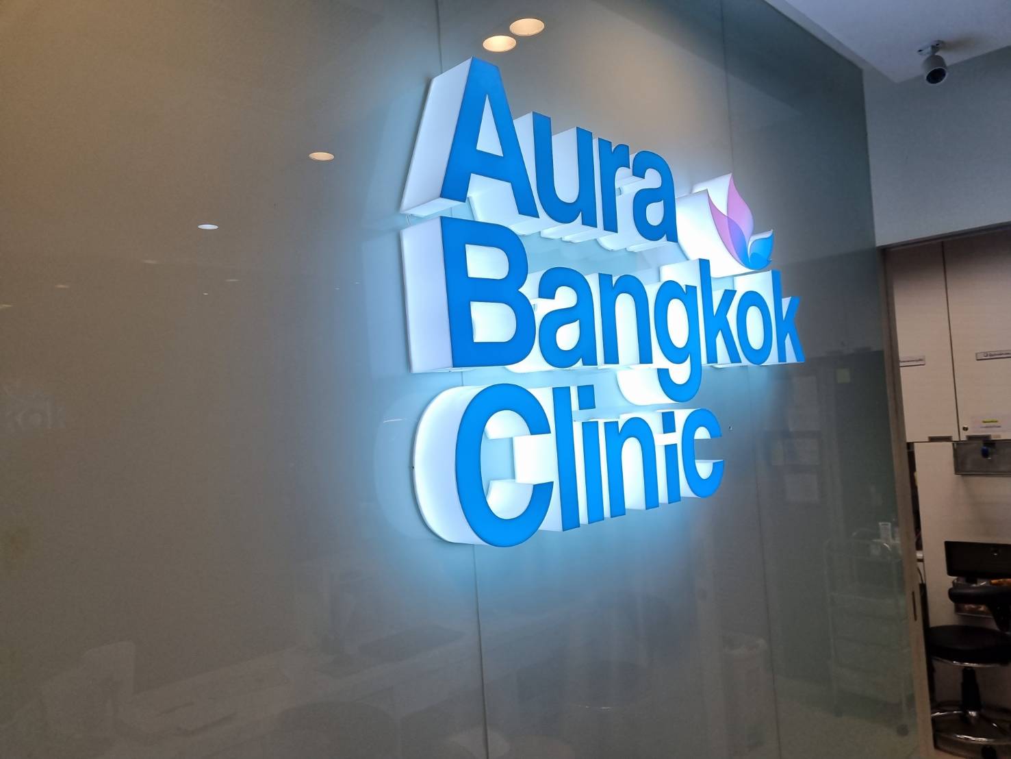 อักษรกล่องไฟอะคริลิคไฟออกรอบตัว