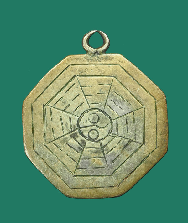 *32297 เหรียญเครื่องรางเก่า ยันต์แปดทิศ ห่วงเชื่อมเนื้อเงิน ยุคปี 24XX 12