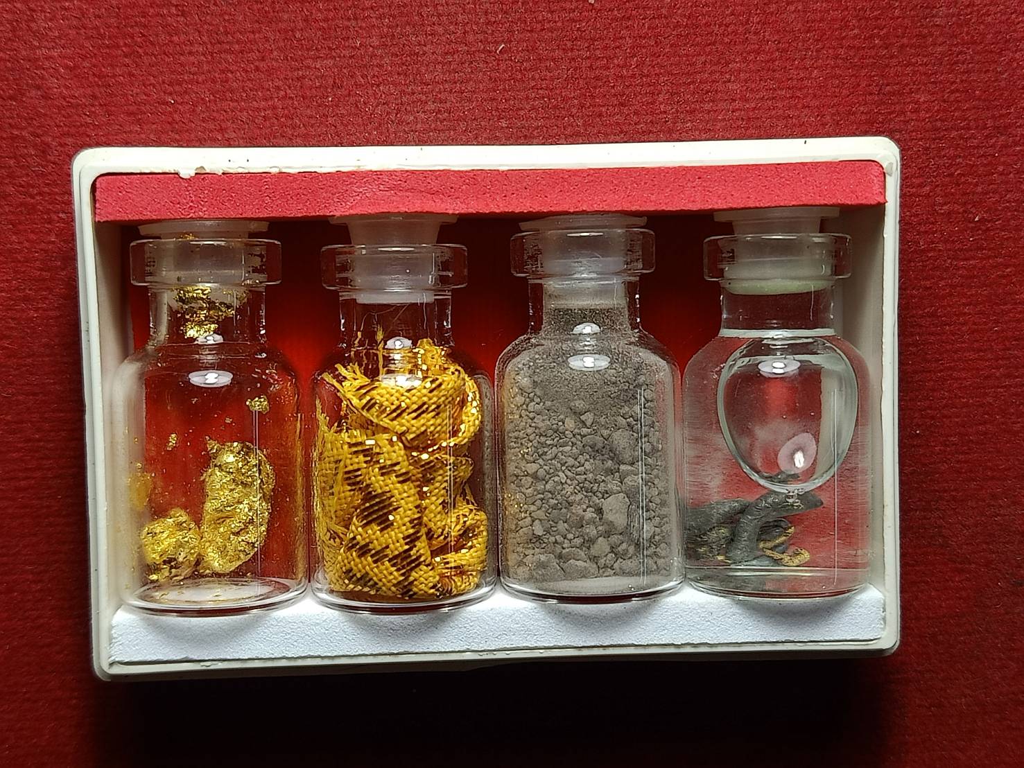 ชุดมวลสารศักดิ์สิทธิ์ จากวัดพระศรีรัตนมหาธาตุวรมหาวิหาร พระอารามหลวง จังหวัดพิษณุโลก พร้อมกล่อง (SKU-08920)