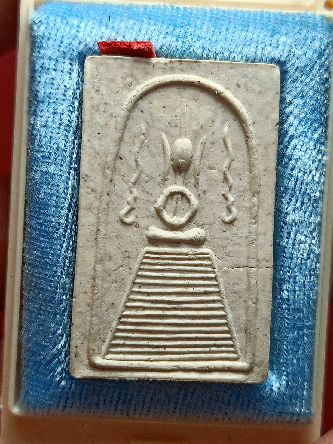 พระผงไม้เท้าหลวงปู่มั่น วัดธรรมมงคล กรุงเทพ ปี 2541 พร้อมกล่อง (SKU-12798)