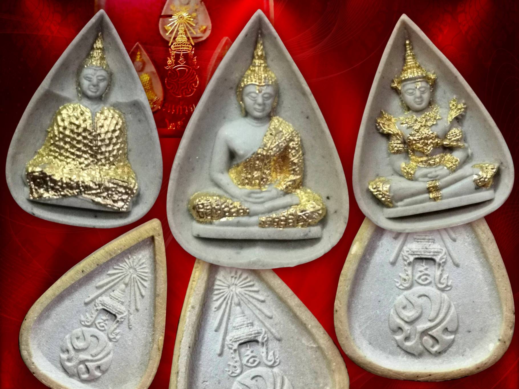 พระแก้วมรกต ด้านหลัง ปรมาภิไธยย่อ ภปร. วัดบวรนิเวศวิหาร ปี 2530 เนื้อผง 3 องค์ 3 ฤดู กล่องเดิม พิธีมหาพุทธาภิเษกอย่างยิ่งใหญ่ ณ วัดพระศรีรัตนศาสดาราม และวัดบวรนิเวศวิหาร กรุงเทพมหานคร พิธีร่วมกับพระกริ่งปวเรศ ปี 2530