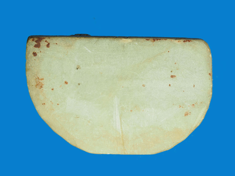 *31937 พระหรือเทวรูปนั่งหมวกแขก ปางมารวิชัย แกะด้วยหินหรือหยกเก่าไม่ทราบที่และปีสร้าง หนักตักประมาณ 1.8 นิ้ว 2