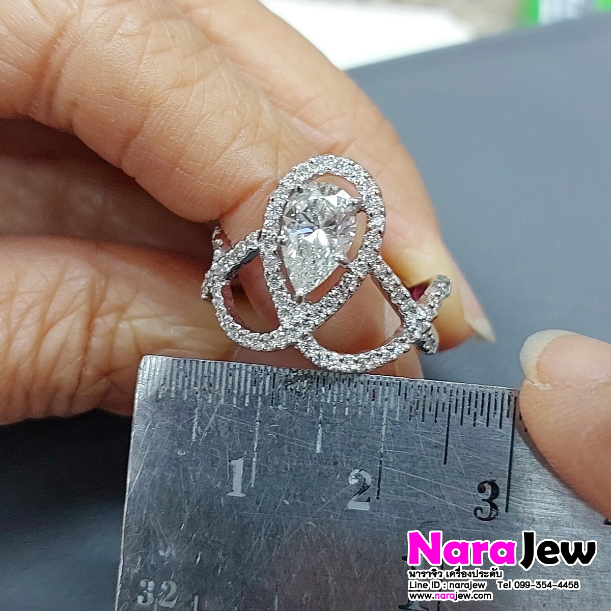 แหวนเพชร เม็ดกลางทรงหยดน้ำ 0.90 กะรัต ล้อมเพชรแท้เบลเยี่ยมคัต 0.68 กะรัต น้ำ 96 vs