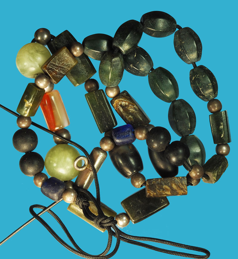 *37561ลูกปัดโบราณยุคทวารวดีอายุกว่าพันปี หยกสะเดา (เฉพาะเม็ดสีเขียวเข้มเม็ดมะเฟื่องกับสีเหลี่ยมยาว) ขึ้นแถวลพบุรี หายากเล่นหากันเป็นสากลกันทั่วโลก มีในอีเบย์ 16