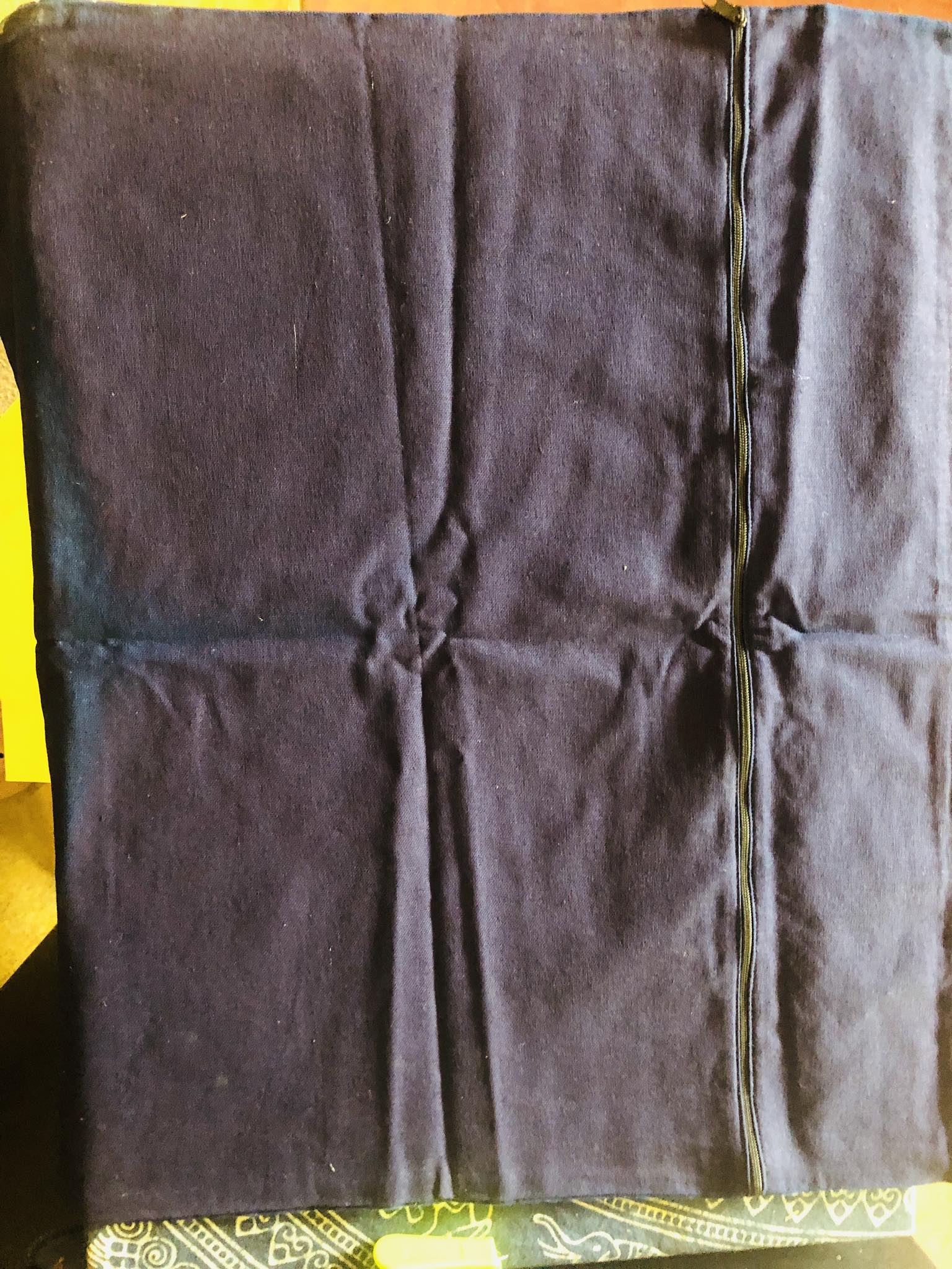 ปลอกหมอนผ้าเขียนเทียน 2 ชิ้น ข้างหลังเป็นซิบ มี 2 ขนาด คละลาย ฟาร์มเห็ดบ้านหัวน้ำ