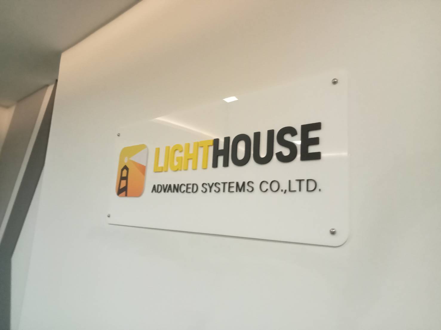 ป้ายอะคริลิคขาวติดอักษรอะคริลิคไดคัท