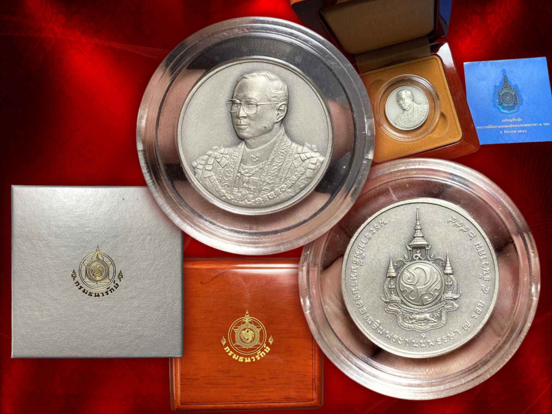 เหรียญในหลวงรัชกาลที่ 9 ที่ระลึกพระราชพิธีเฉลิมพระชนมพรรษา ครบ 7 รอบ รัชกาลที่ 9 วันที่ 5 ธันวาคม 2554 ขนาด 3 ซ.ม. เนื้อเงินรมดำพ่นทราย พร้อมกล่อง การ์ด ครบถ้วน งามมากๆ