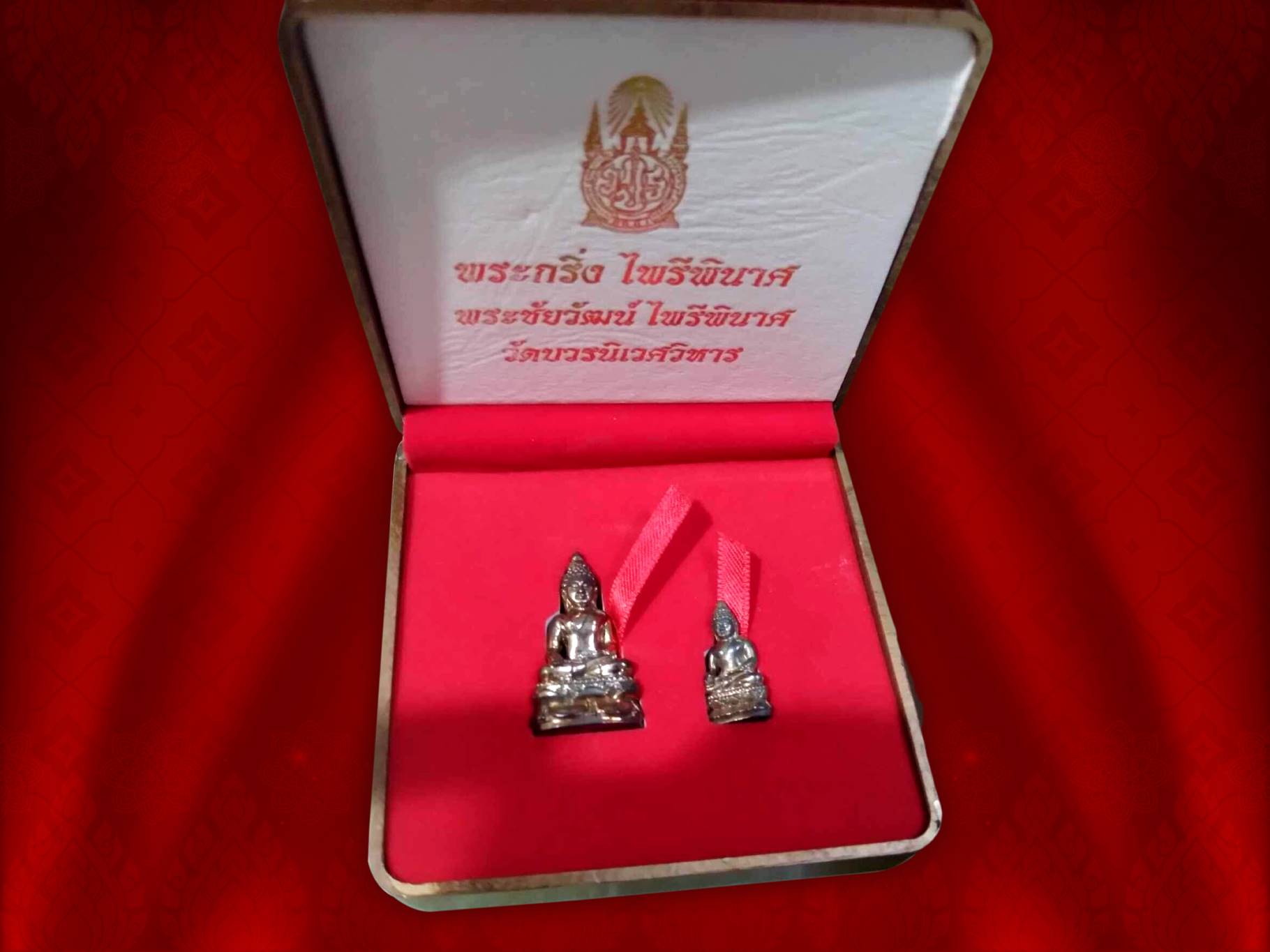 พระกริ่ง พระชัยวัฒน์ ไพรีพินาศ มปร. รุ่น 200 ปี พระบาทสมเด็จจอมเกล้าเจ้าอยู่หัว รัชกาลที่ 4 วัดบวรนิเวศวิหาร พ.ศ. 2547 เนื้อนวะ พร้อมกล่องเดิมๆ งาม ๆ ครับ หายากแล้วครับ เวลานี้