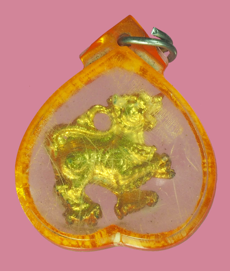 *38042 สิงห์ตะกั่วชุบทอง ผูกพัทธสีมา หลวงปู่ทิม วัดระหารไร่ ระยอง เลี่ยมพลาสติกเดิมจากวัด 12