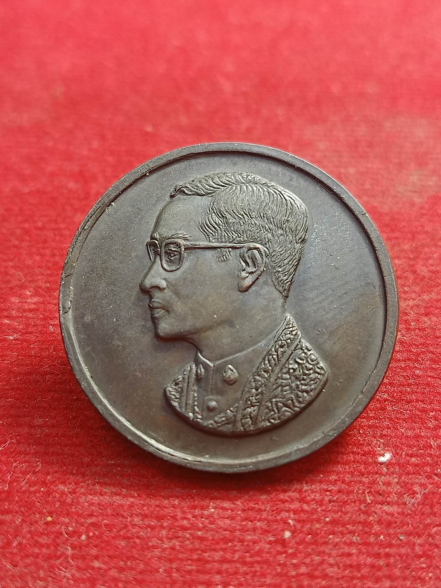 เหรียญ ร. 9 คุ้มเกล้านวะโลหะ พร้อมซองเดิม (SKU-00729)