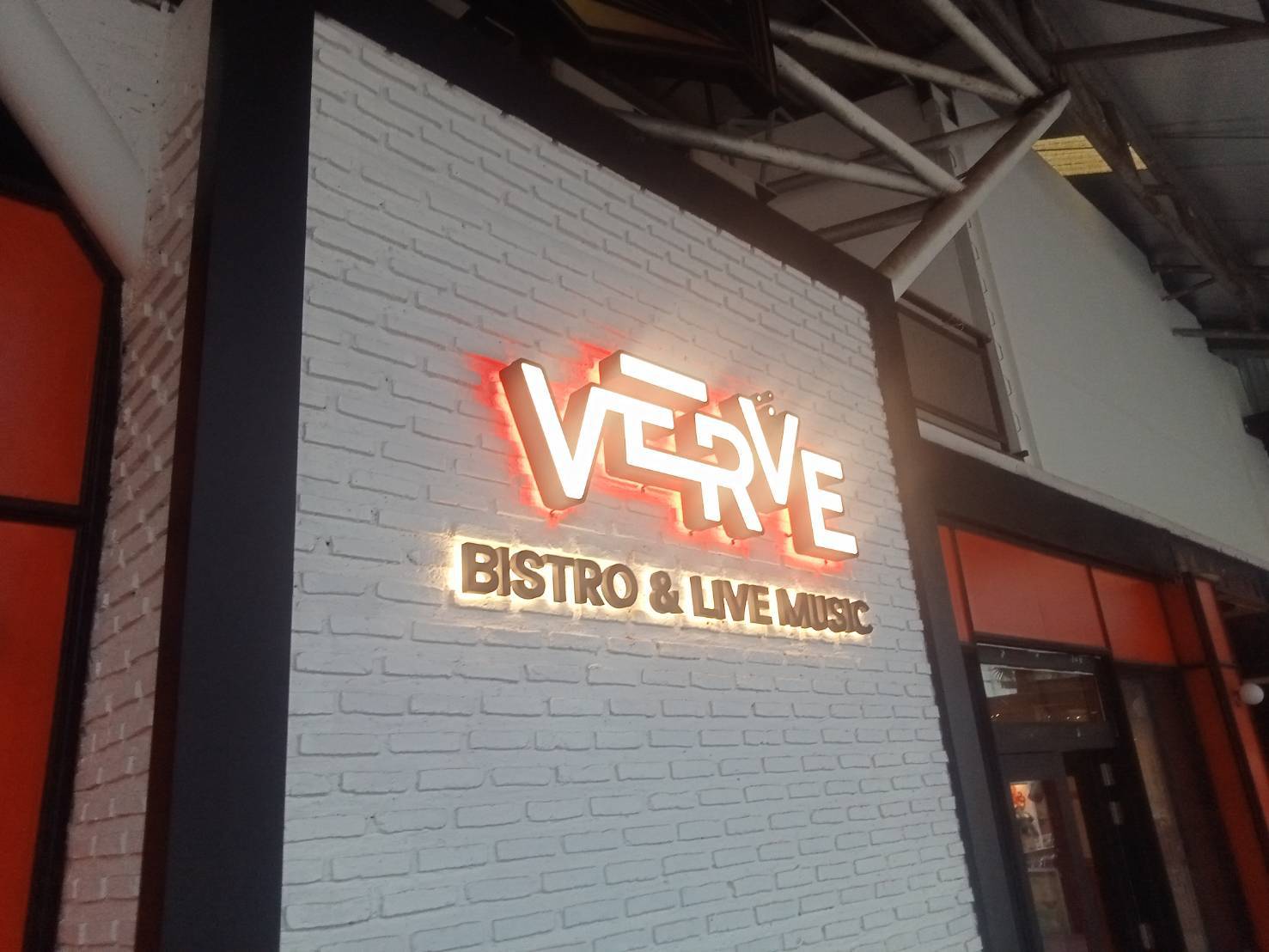 ป้ายอักษรไฟออกหน้า